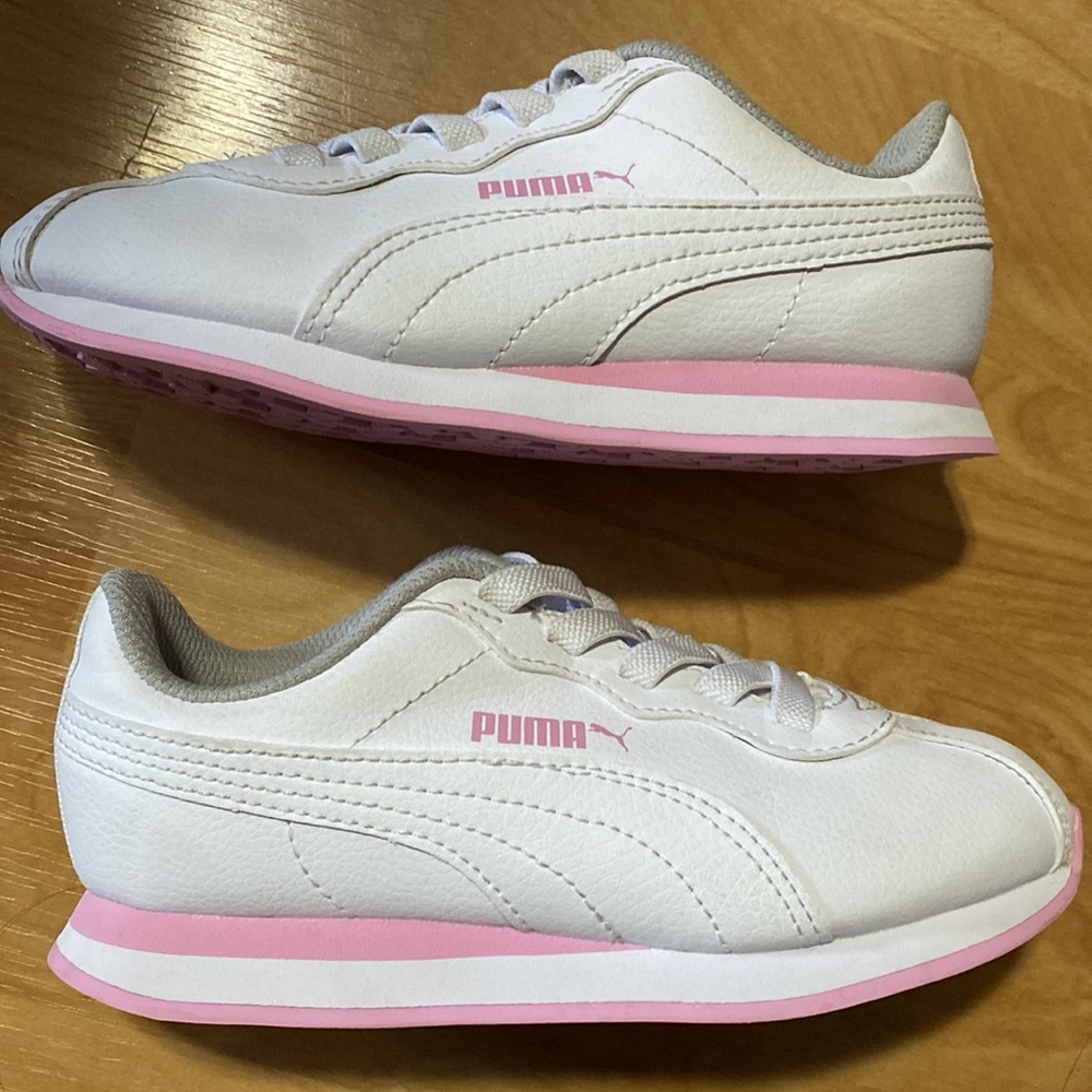 Like new barely worn white Puma sneakers